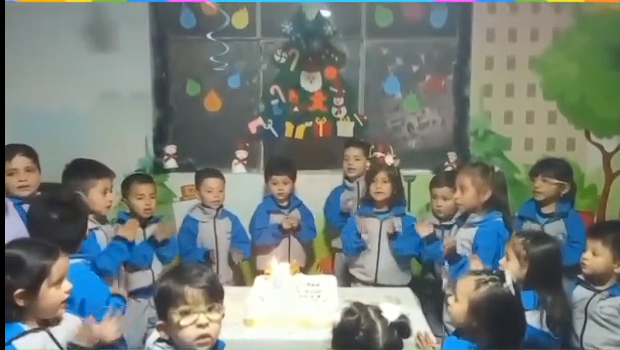 Mis pequeños gigantes celebramos con nuestros pequeños, padres de familia, el cumpleaños de nuestro querido jardín