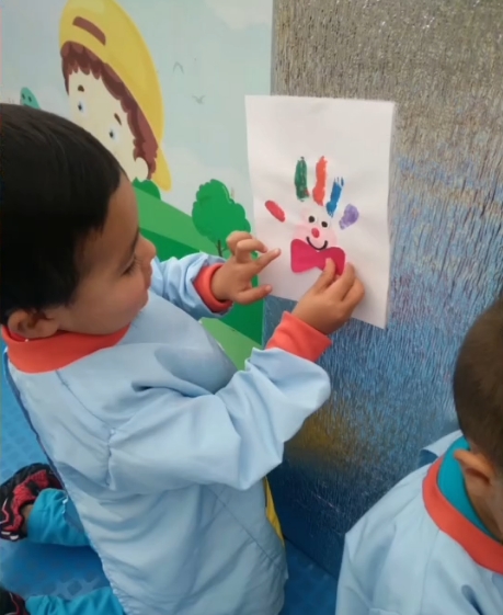 Hoy en Mis pequeños gigantes, realizamos una bonita actividad de pintura dactilar de payasito plimplim